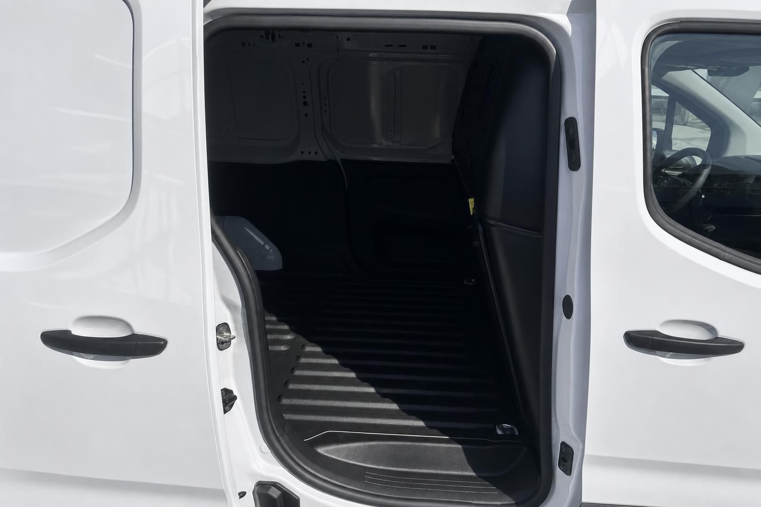 Opel Combo Kastenwagen weiß mit geöffneter Schiebetür und Laderaum