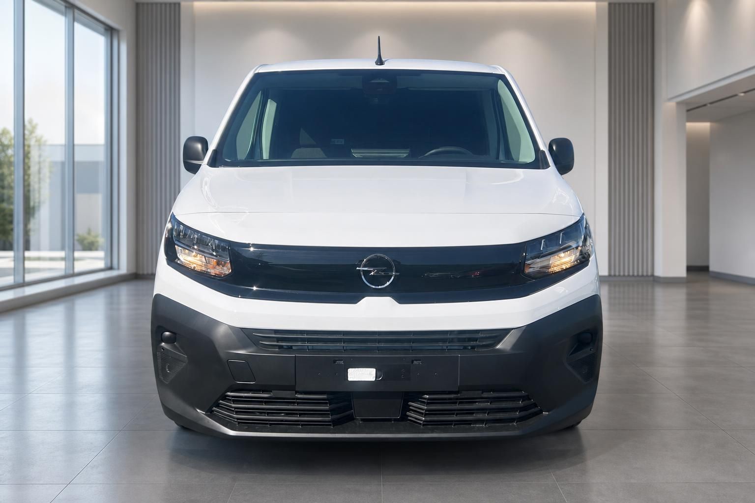 Opel Combo Transporter weiß Frontansicht im Autohaus