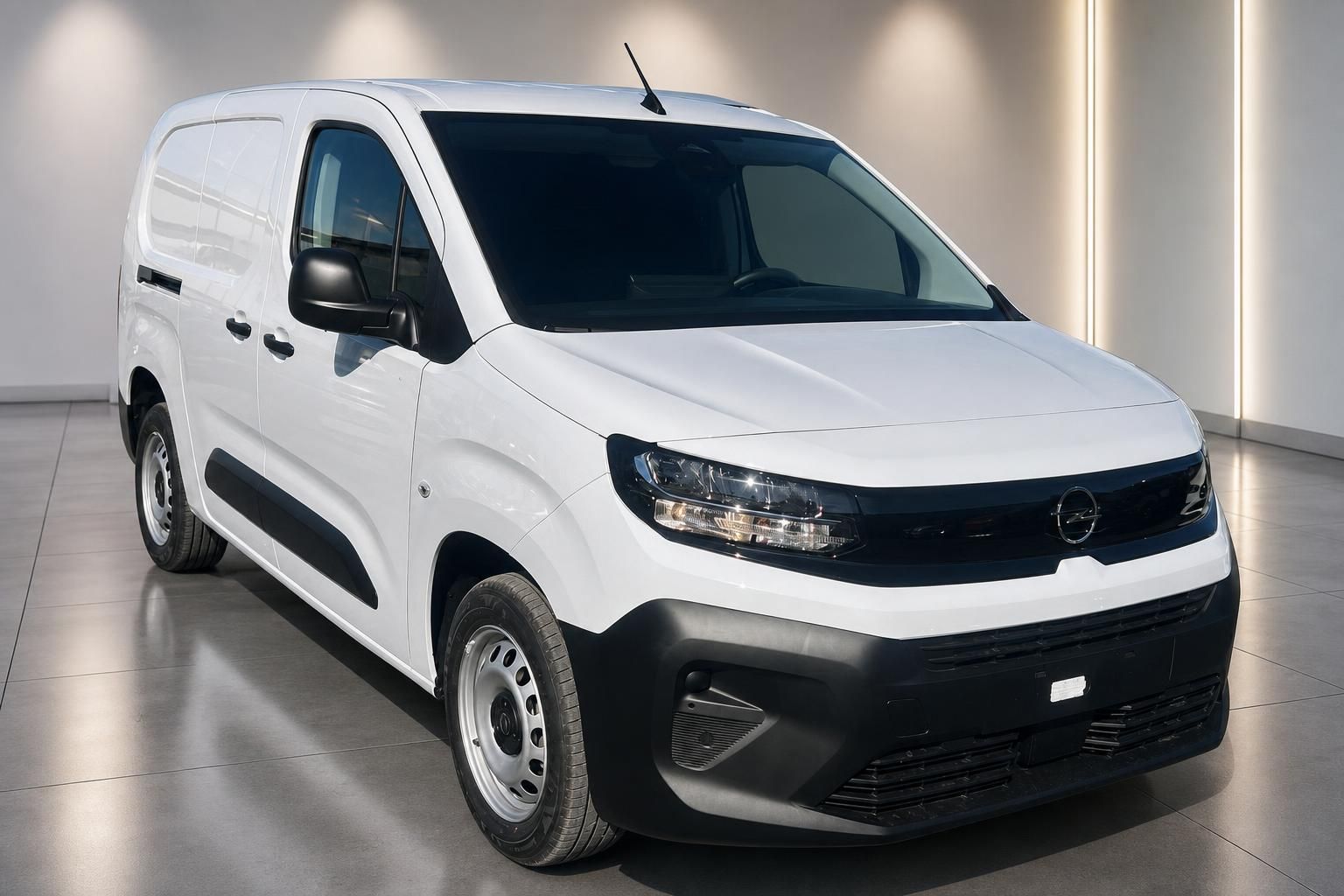 Opel Combo Transporter weiß Frontansicht schräg im Autohaus