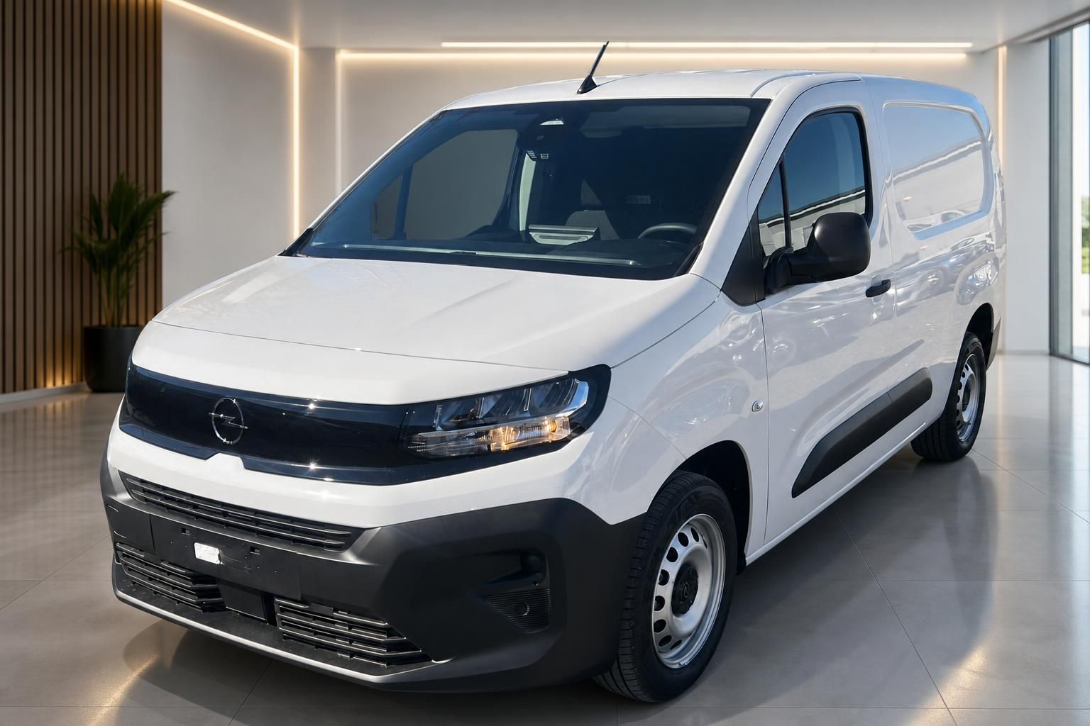 Opel Combo Kastenwagen weiß Frontansicht schräg im Autohaus