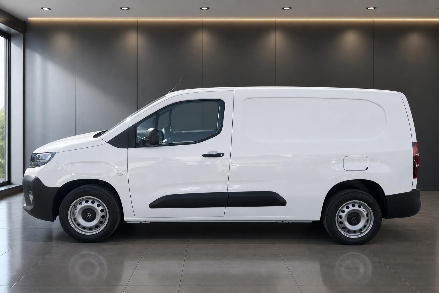 Opel Combo Cargo weiß Seitenansicht im Showroom