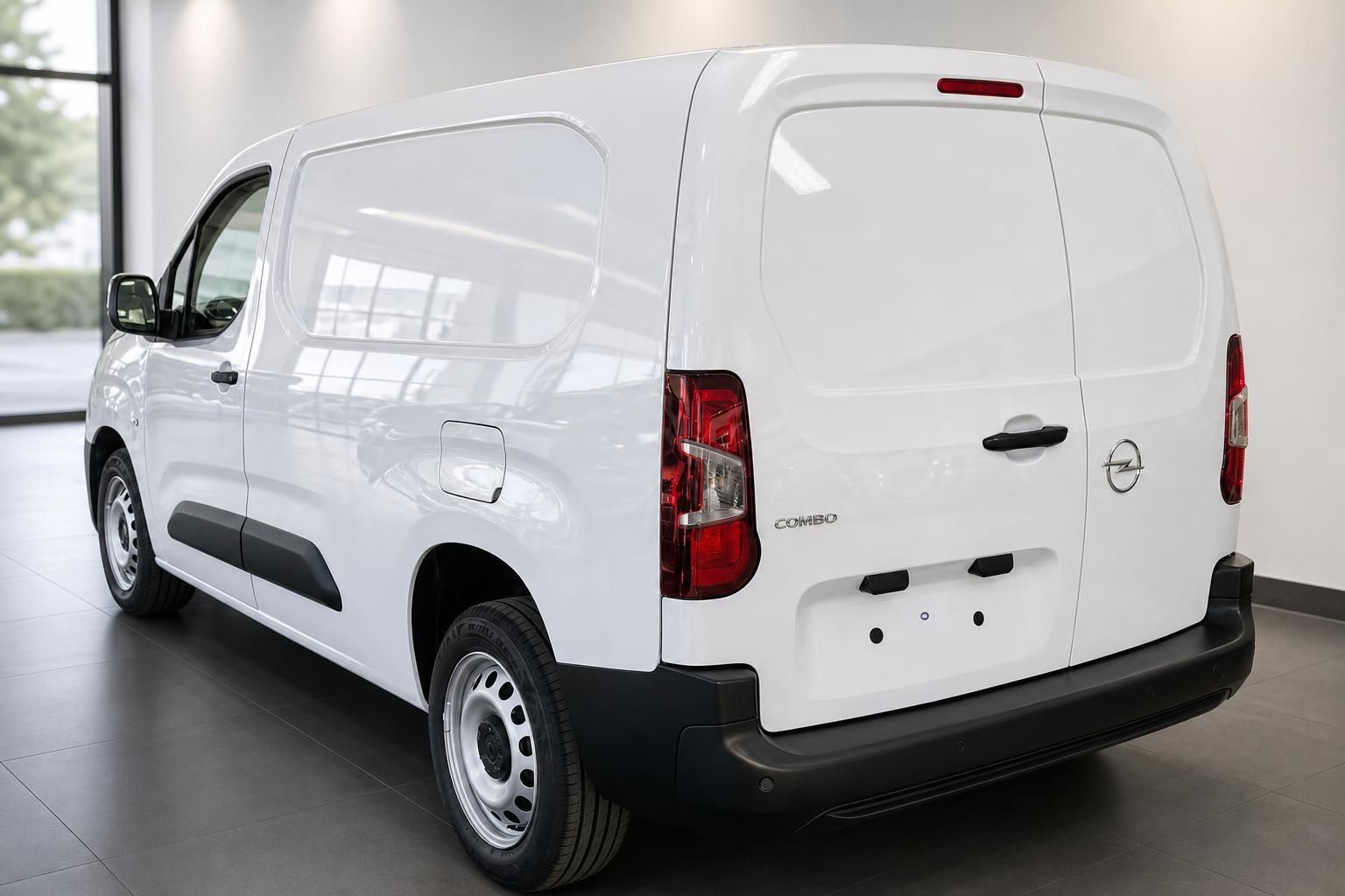 Opel Combo Transporter weiß Heckansicht schräg mit Opel Logo