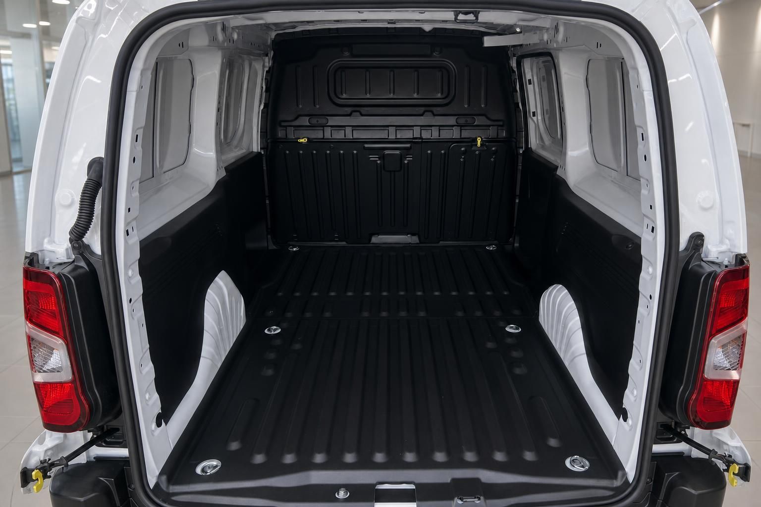 Opel Combo Laderaum leer mit offenen Hecktüren Innenansicht