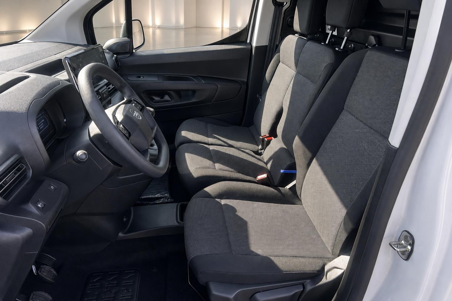 Opel Combo Kastenwagen Innenraum: Vordersitze und Cockpit im Detail