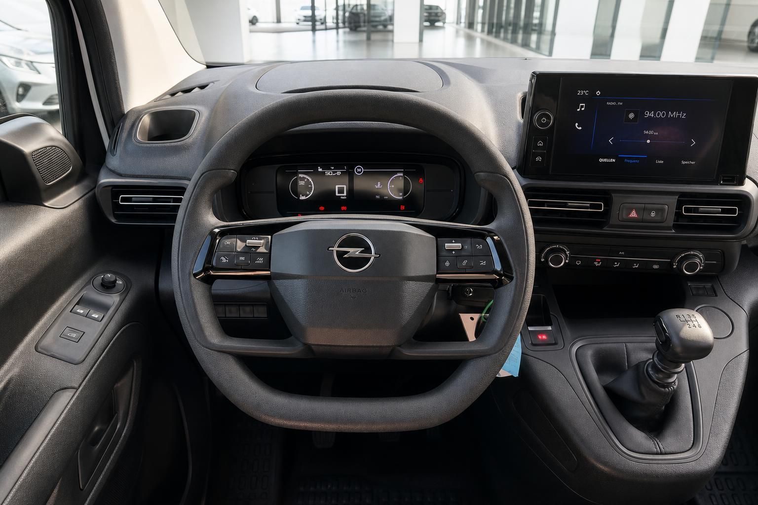 Opel Combo Lenkrad und Armaturenbrett mit digitalem Display