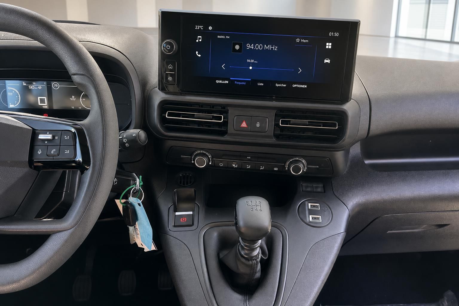 Opel Combo Cockpit mit Touchscreen, Schaltknauf und Bedienelementen