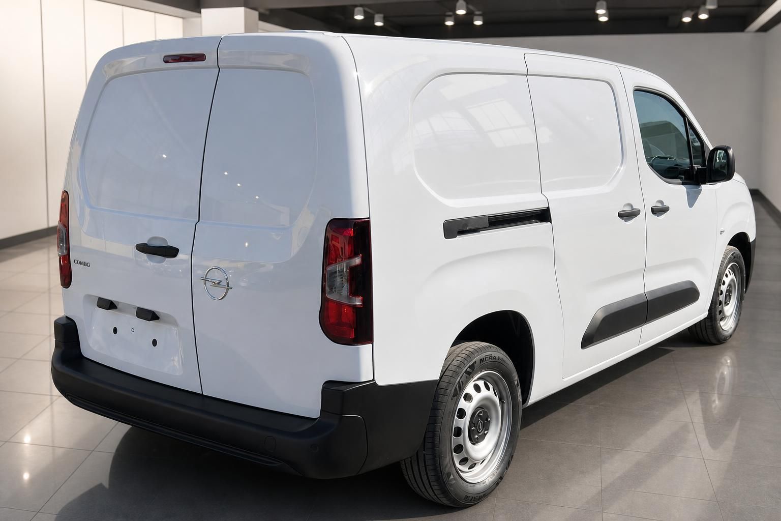 Opel Combo weißer Kastenwagen Heckansicht seitlich in Ausstellung