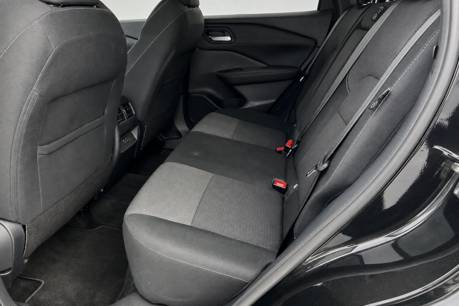 Nissan Fahrzeug Rücksitze in grauem Stoff mit Sicherheitsgurten