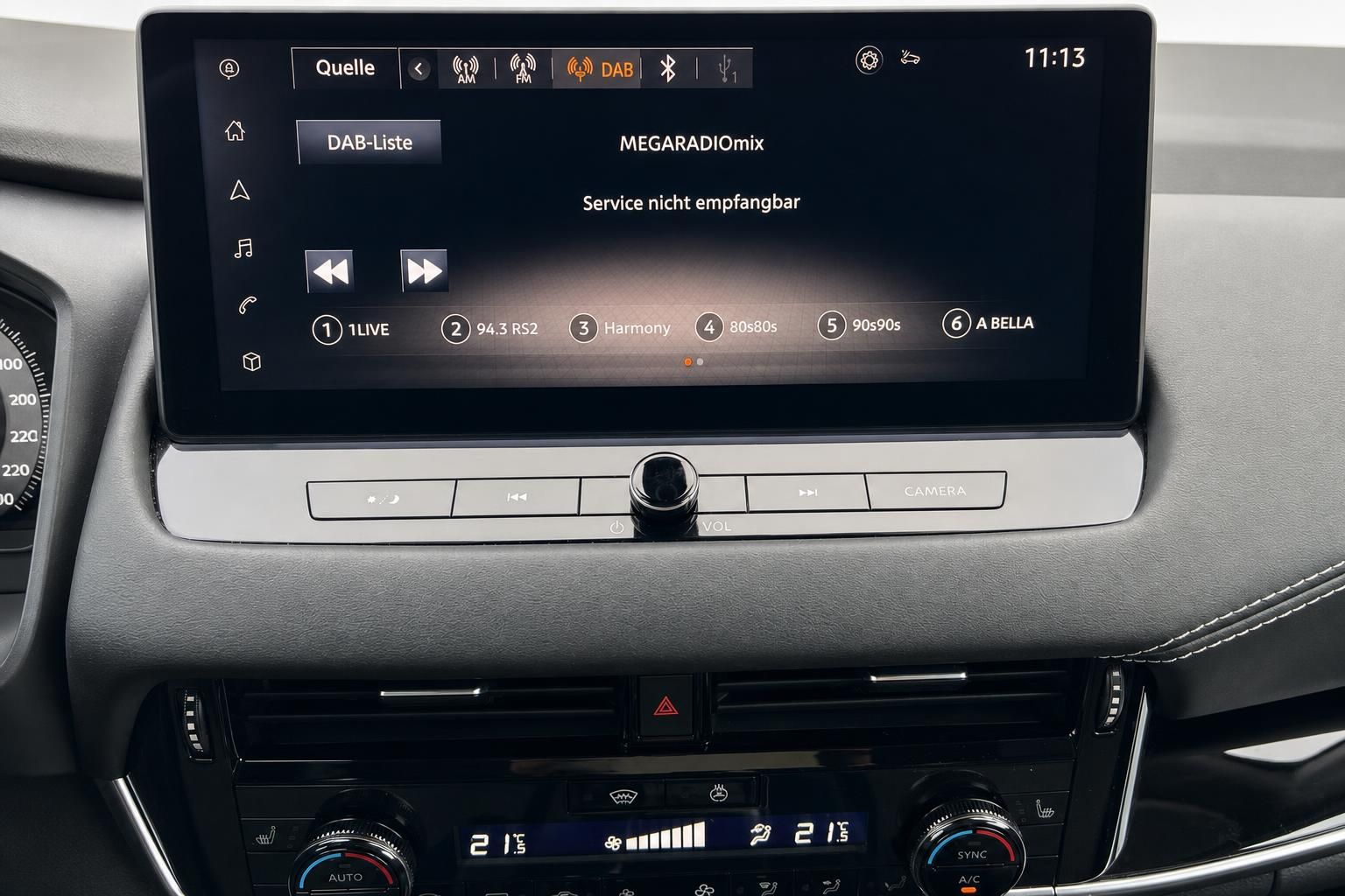 Nissan Infotainment-Display mit Radio-Menü und Klimaanlage-Bedienung