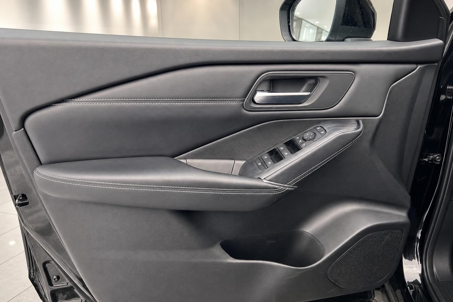 Nissan Fahrzeug Türverkleidung mit Fensterheber-Bedienung und Türgriff