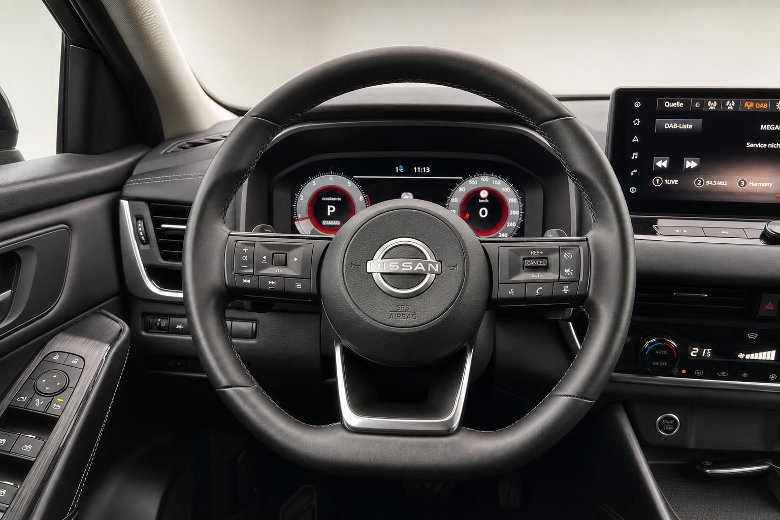 Nissan Fahrzeug Innenraum mit Lenkrad, Armaturenbrett und Infotainment-System
