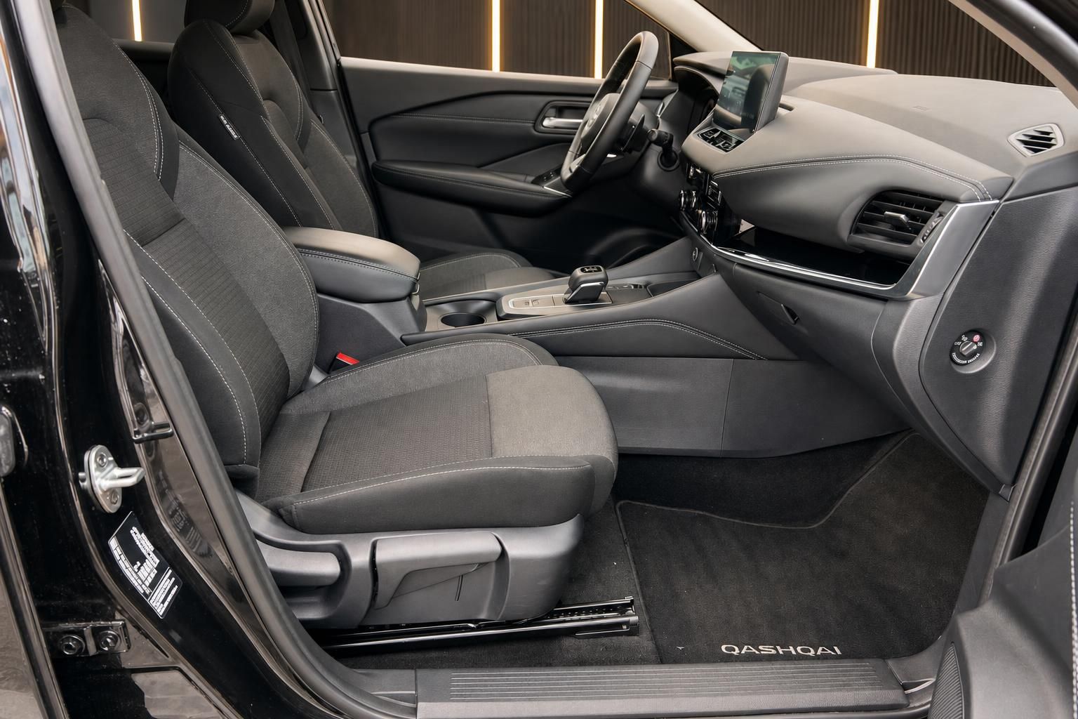 Nissan Qashqai Innenraum mit Vordersitzen und Cockpit-Ansicht