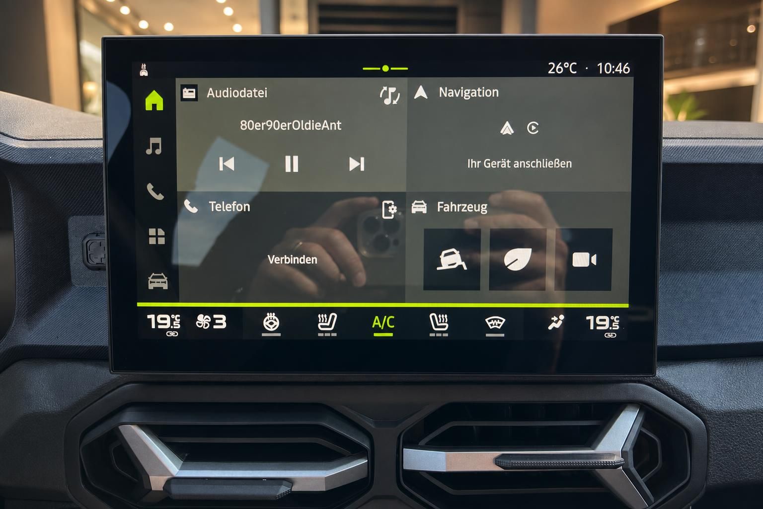 Infotainment-Touchscreen mit Navigation und Klimasteuerung im Auto