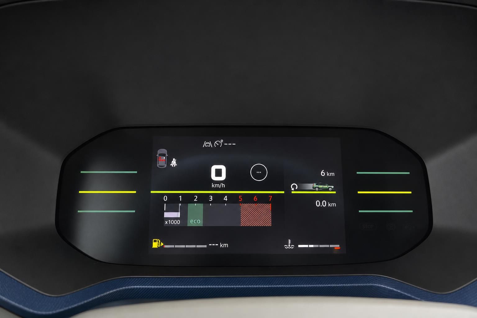 Digitales Kombiinstrument mit Tacho und Bordcomputer im Fahrzeug