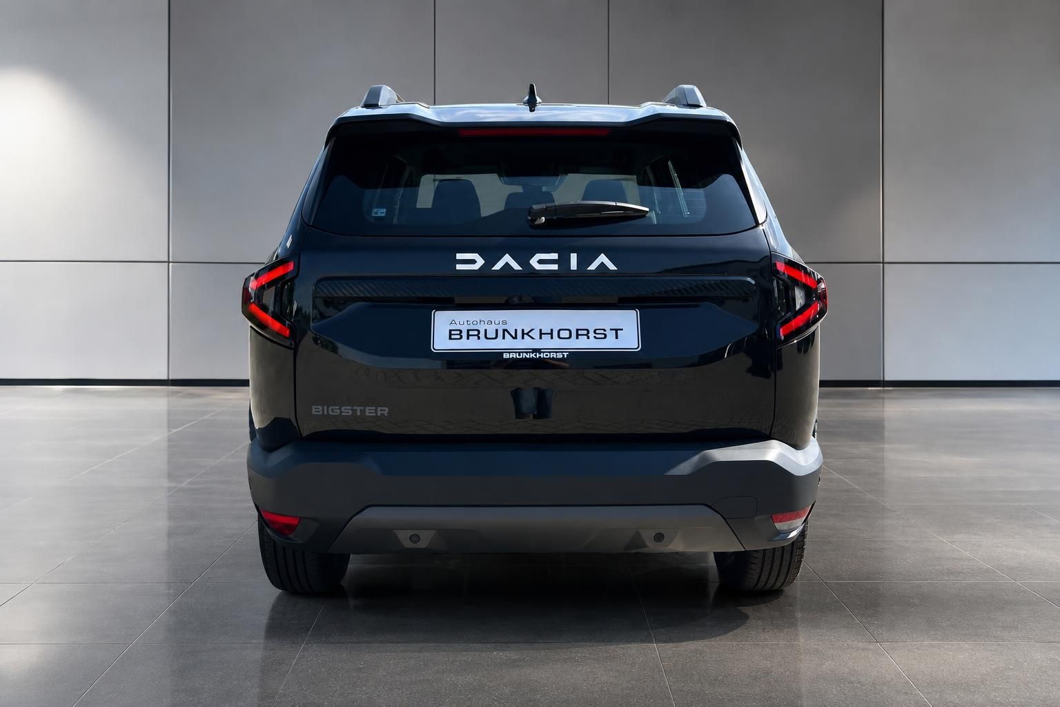 Dacia Bigster in Schwarz, Heckansicht im Autohaus Brunkhorst