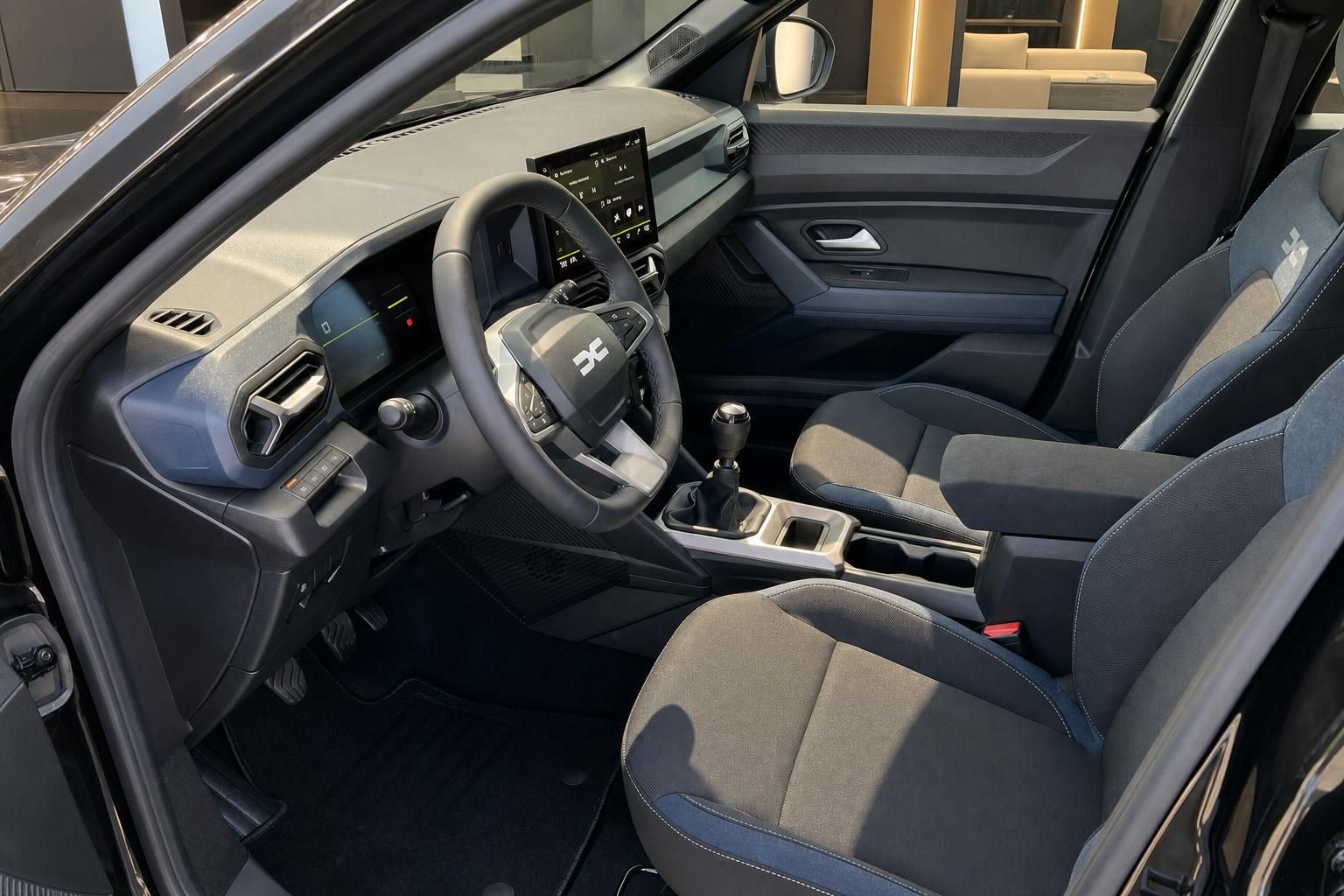 Dacia Bigster Innenraum mit Sitzen und Schaltung im Detail