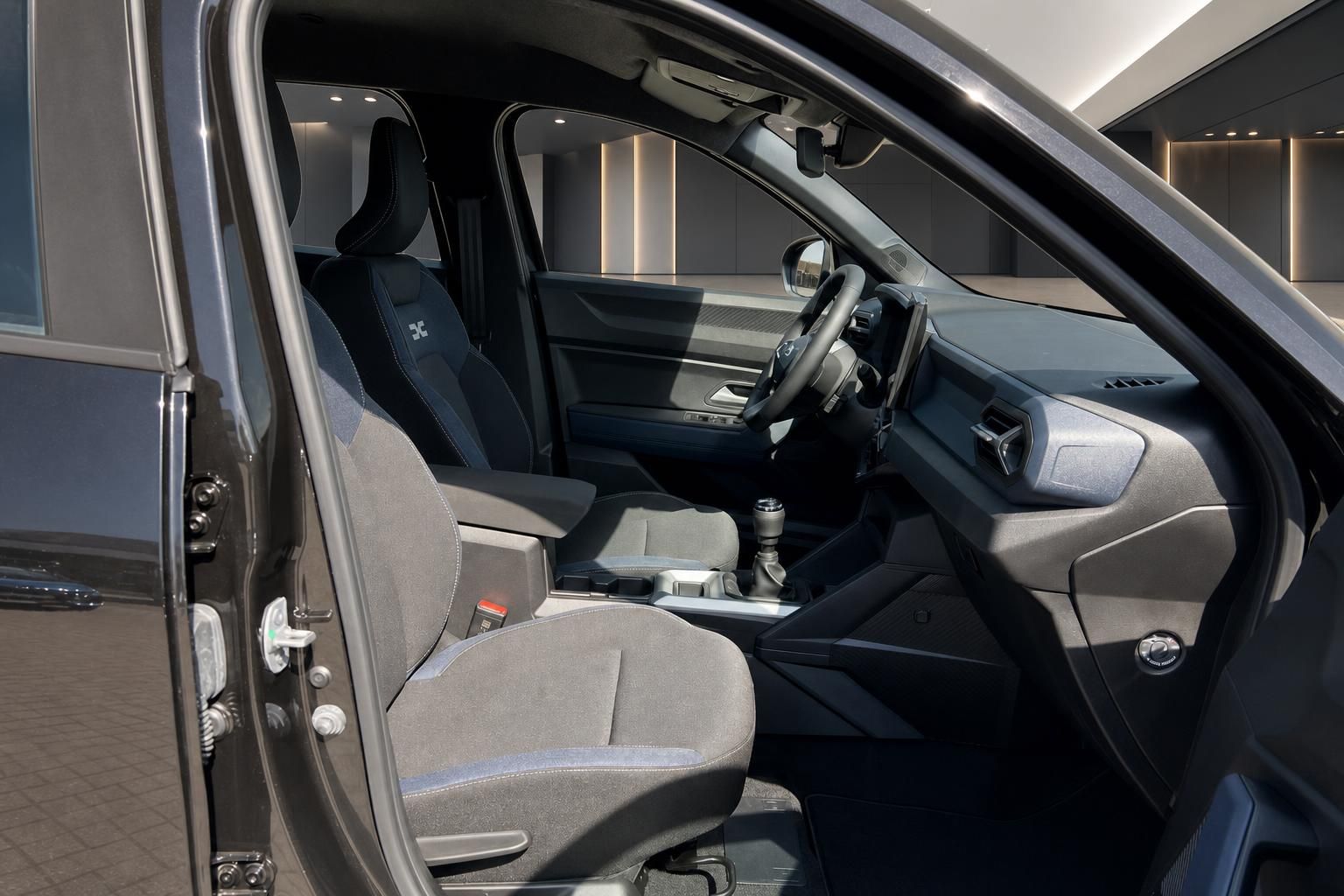 Blick ins Fahrzeuginnere mit Vordersitzen, Cockpit und Schaltknauf