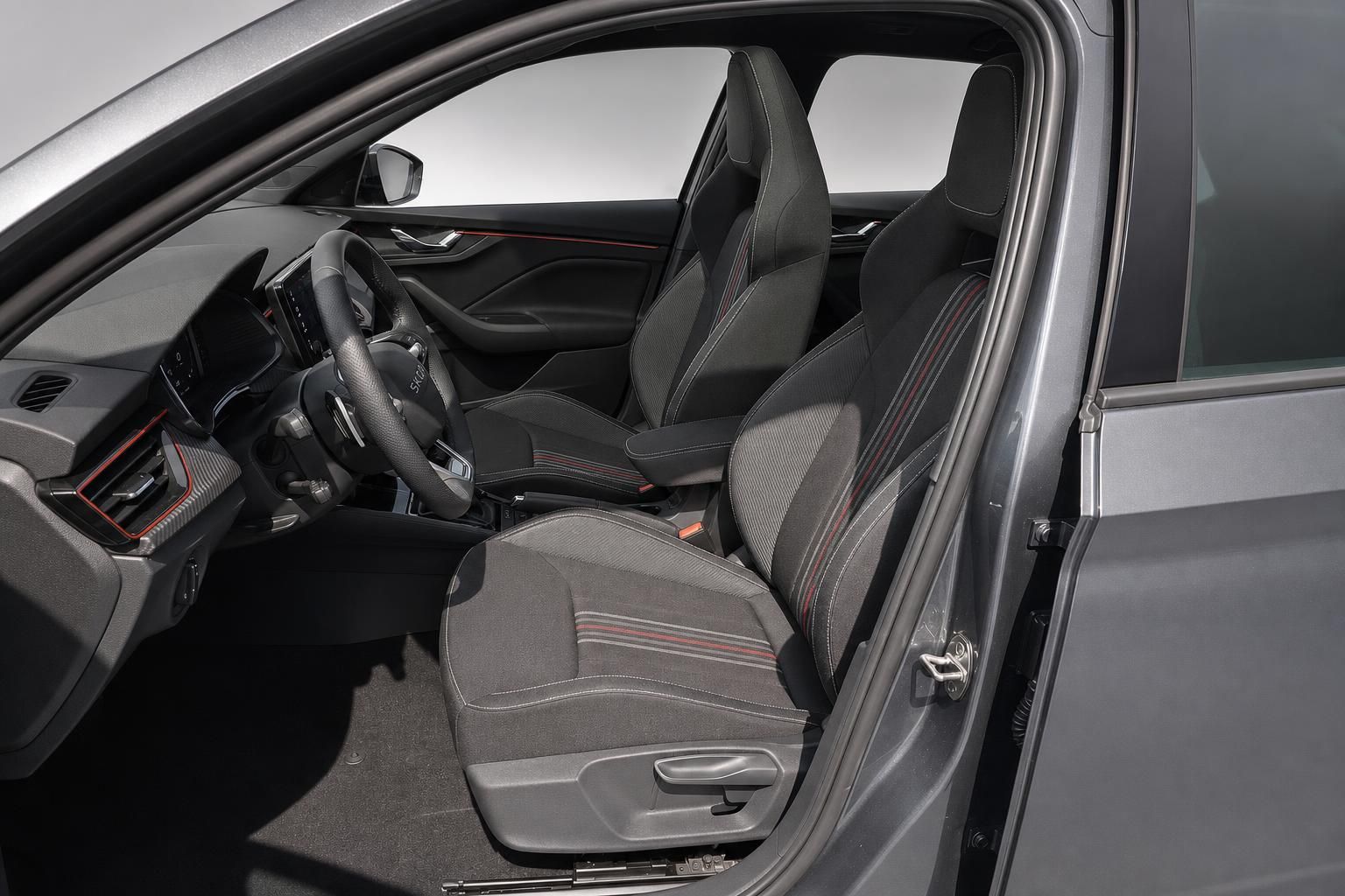 Škoda Kamiq Fahrersitz und Cockpit durch geöffnete Fahrertür fotografiert