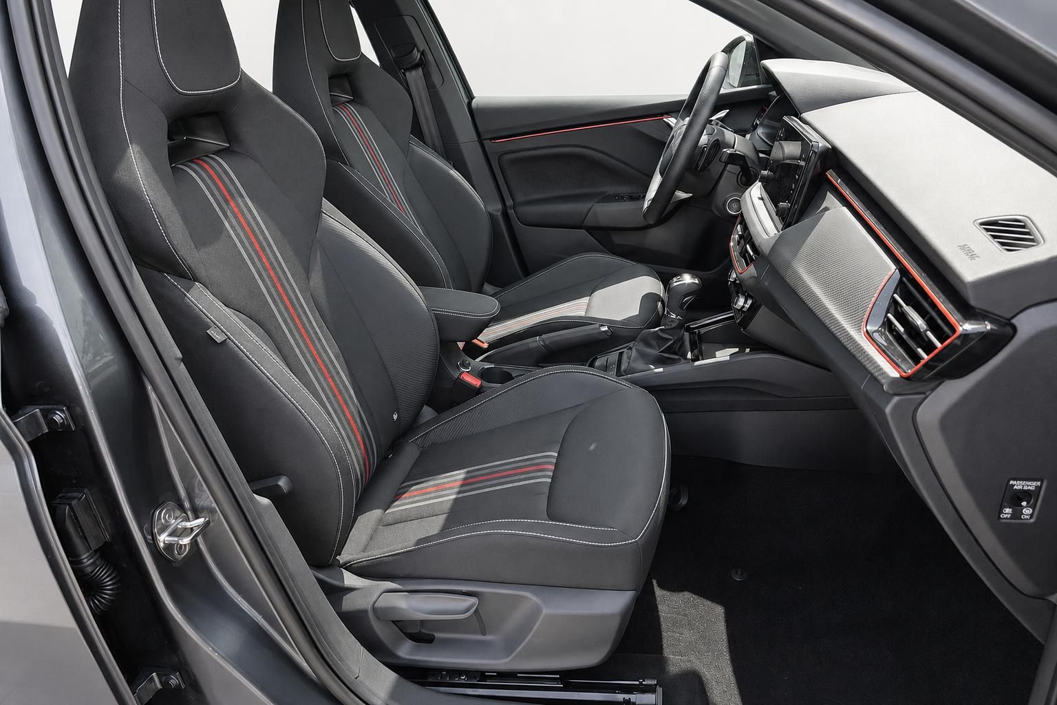 Škoda Kamiq Innenraum mit Sportsitzen und rotem Zierstreifen im Cockpit