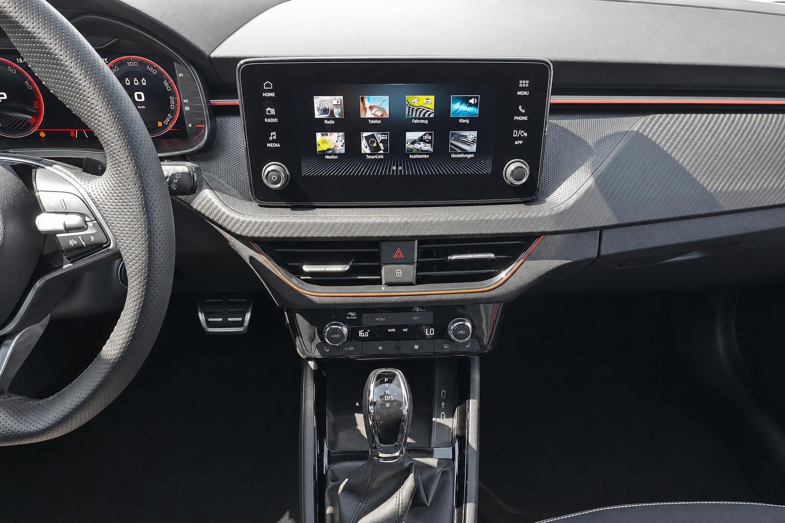 Skoda Mittelkonsole mit Touchscreen, Klimabedienung und Schalthebel