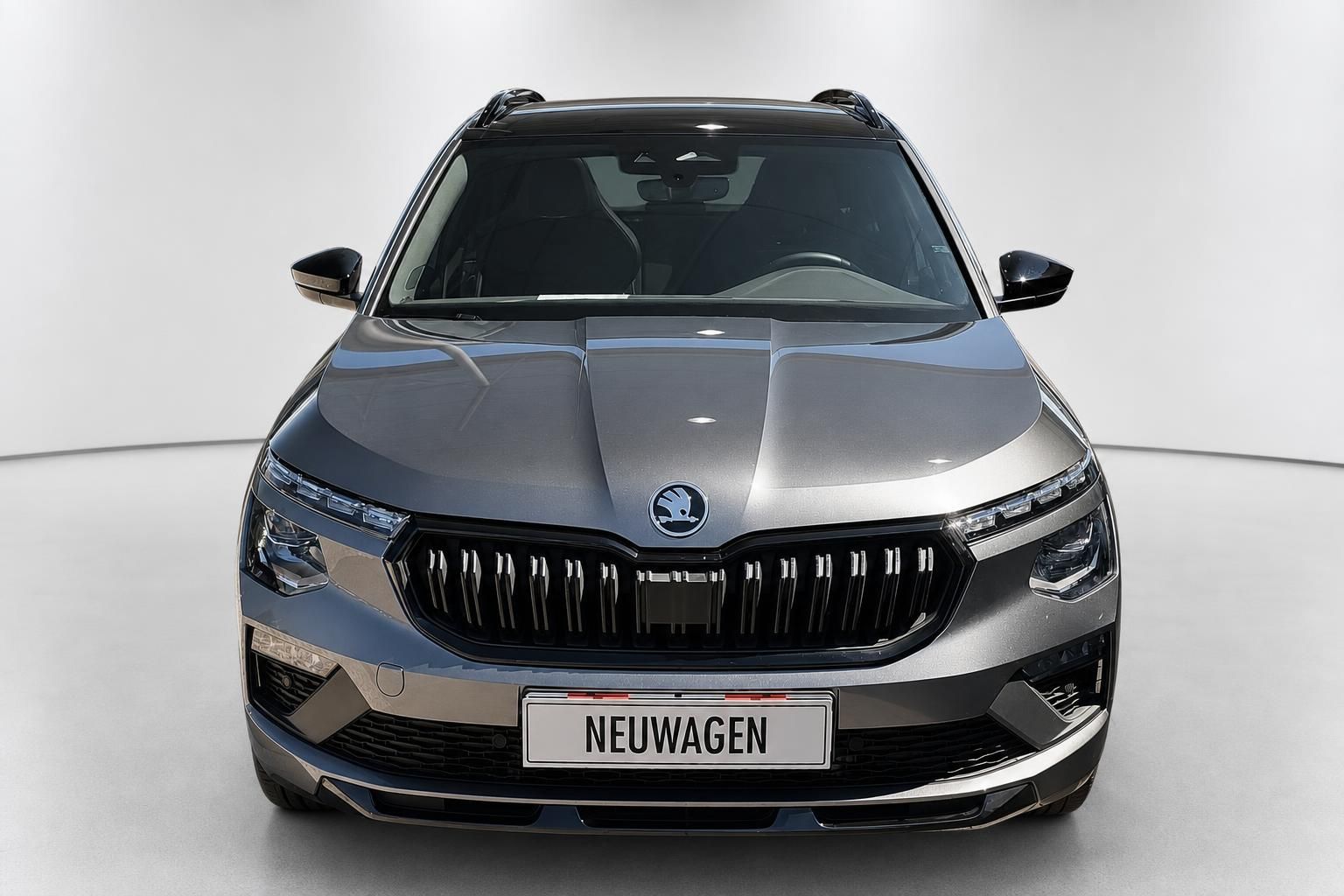 Skoda Kamiq SUV Frontansicht in Grau Metallic Studioaufnahme