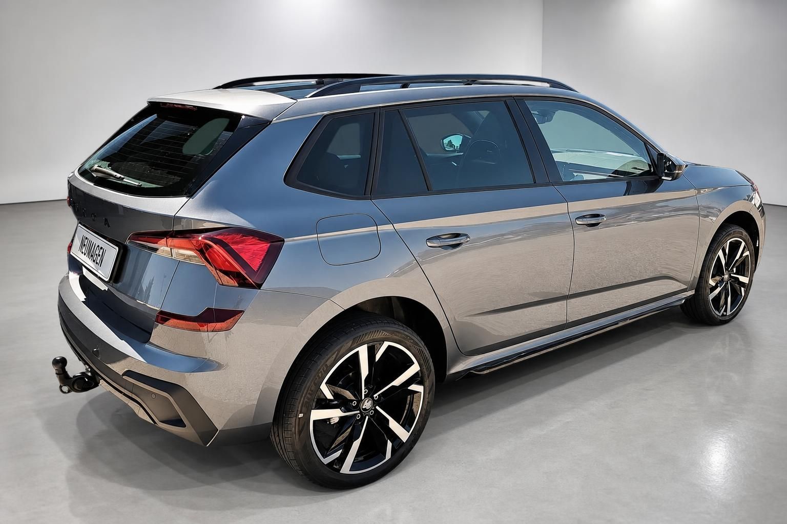 Škoda Kamiq in Grau-Metallic, Heckansicht schräg mit Anhängerkupplung
