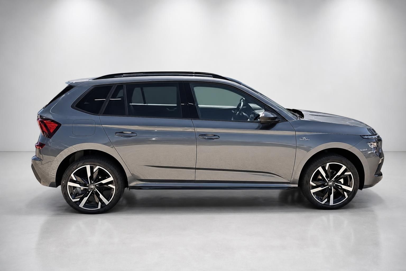 Škoda Kamiq Seitenansicht in Grau-Beige mit sportlichen Leichtmetallfelgen