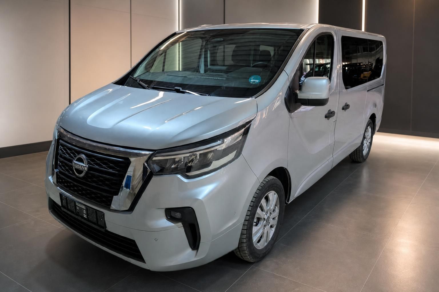 Nissan Primastar silber Frontansicht Van im Autohaus
