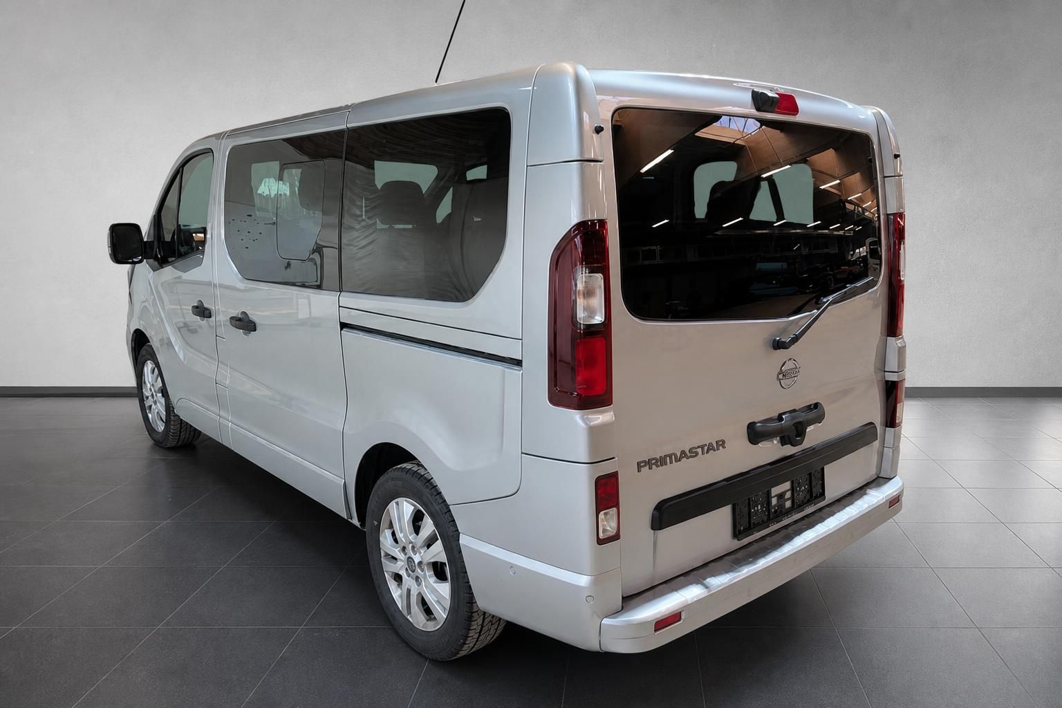 Nissan Primastar silber Seiten- und Heckansicht im Showroom