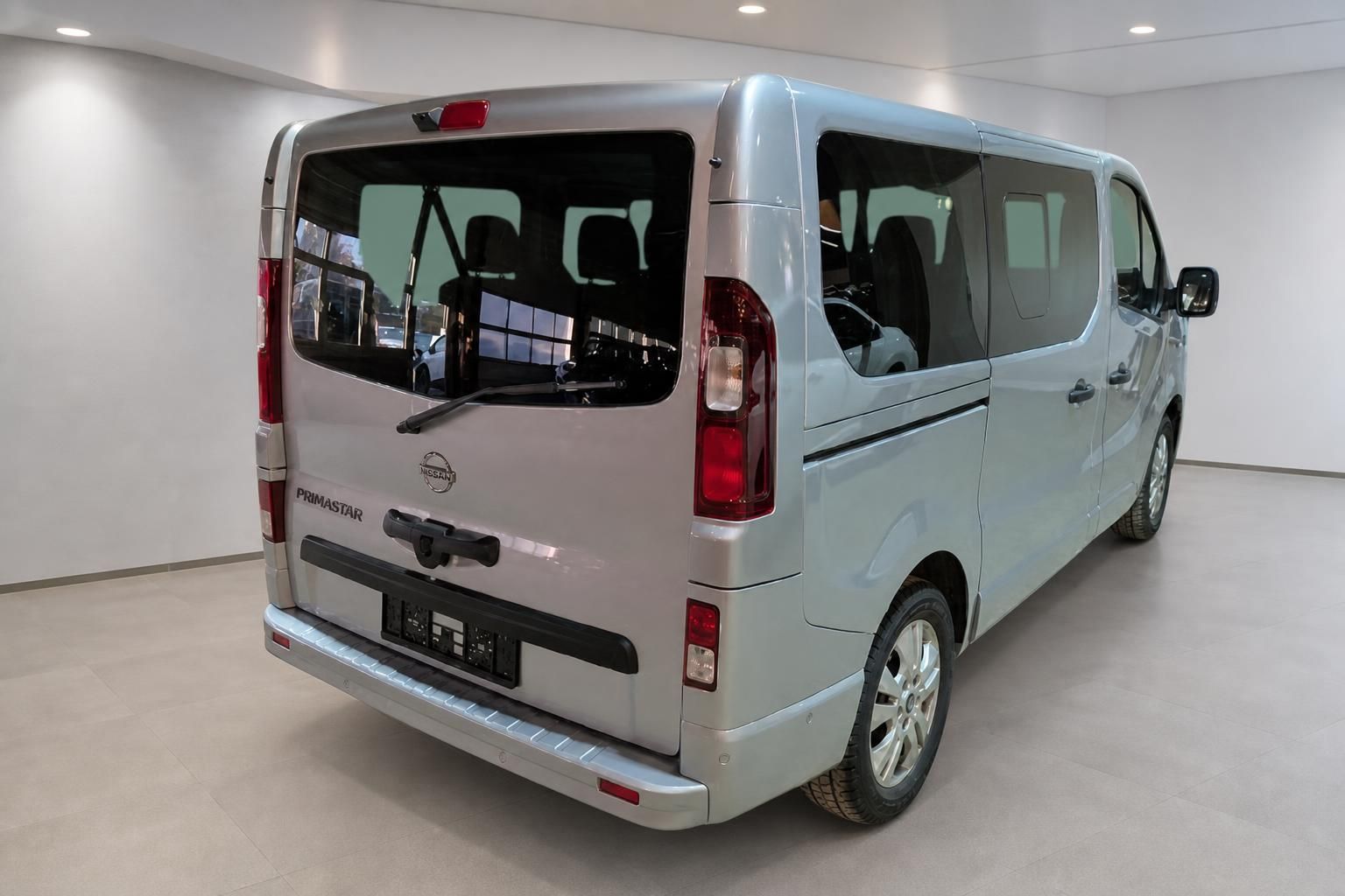 Nissan Primastar silber Heckansicht mit Anhaengerkupplung