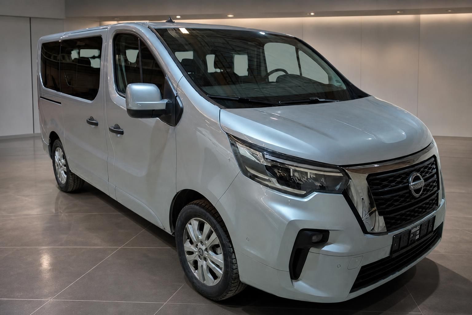 Nissan Primastar silber Van Frontansicht schraeg im Autohaus