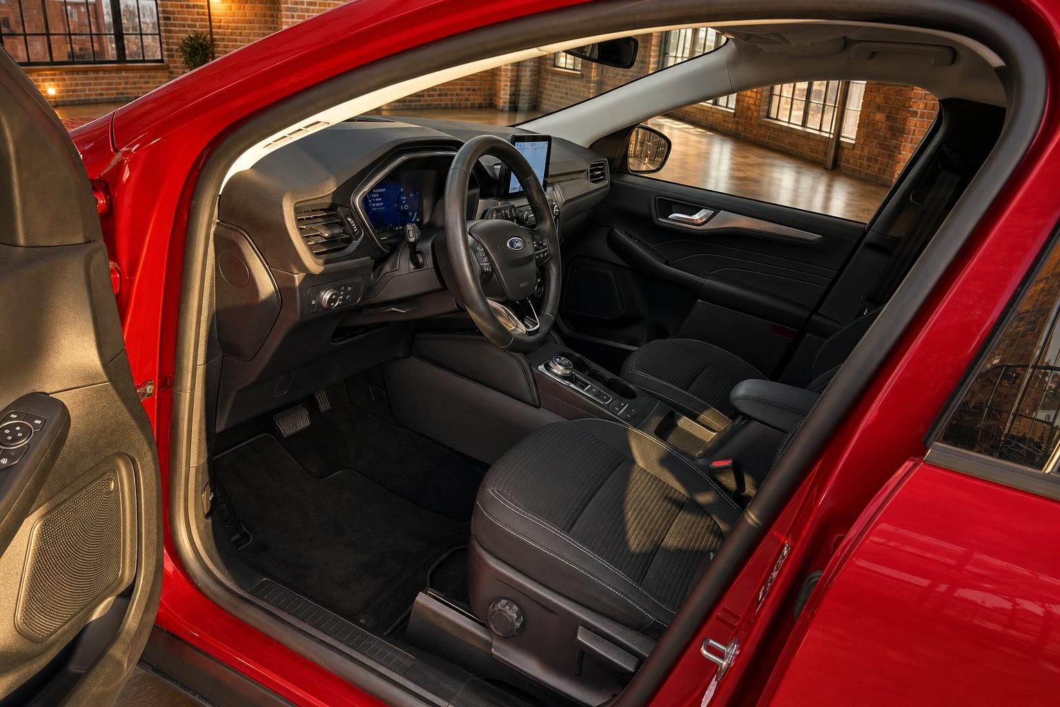 Innenraum des roten Ford SUV mit Blick auf Cockpit und Fahrersitz