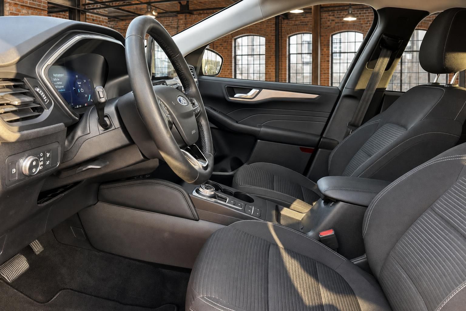 Ford Vordersitze und Cockpit Blick durch geöffnete Fahrertür