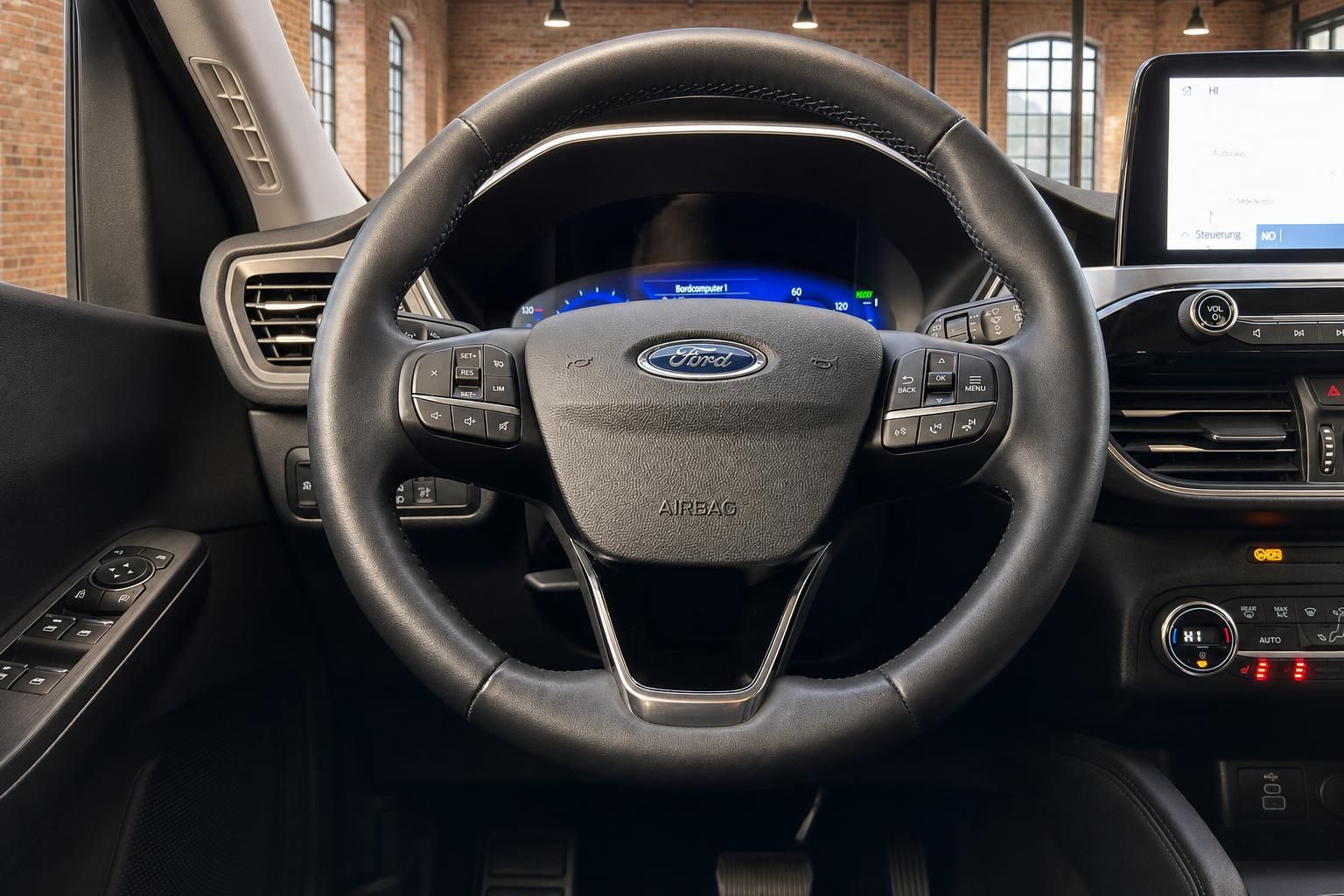Ford Lenkrad Nahaufnahme mit Bedienelementen und Displayanzeige