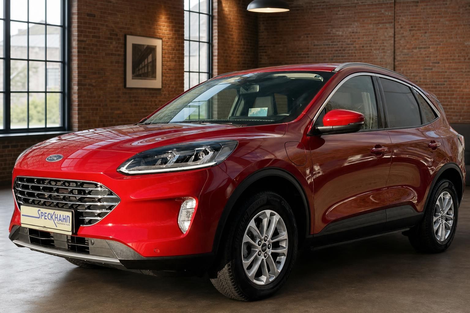 Ford Kuga rot Frontansicht seitlich in Showroom