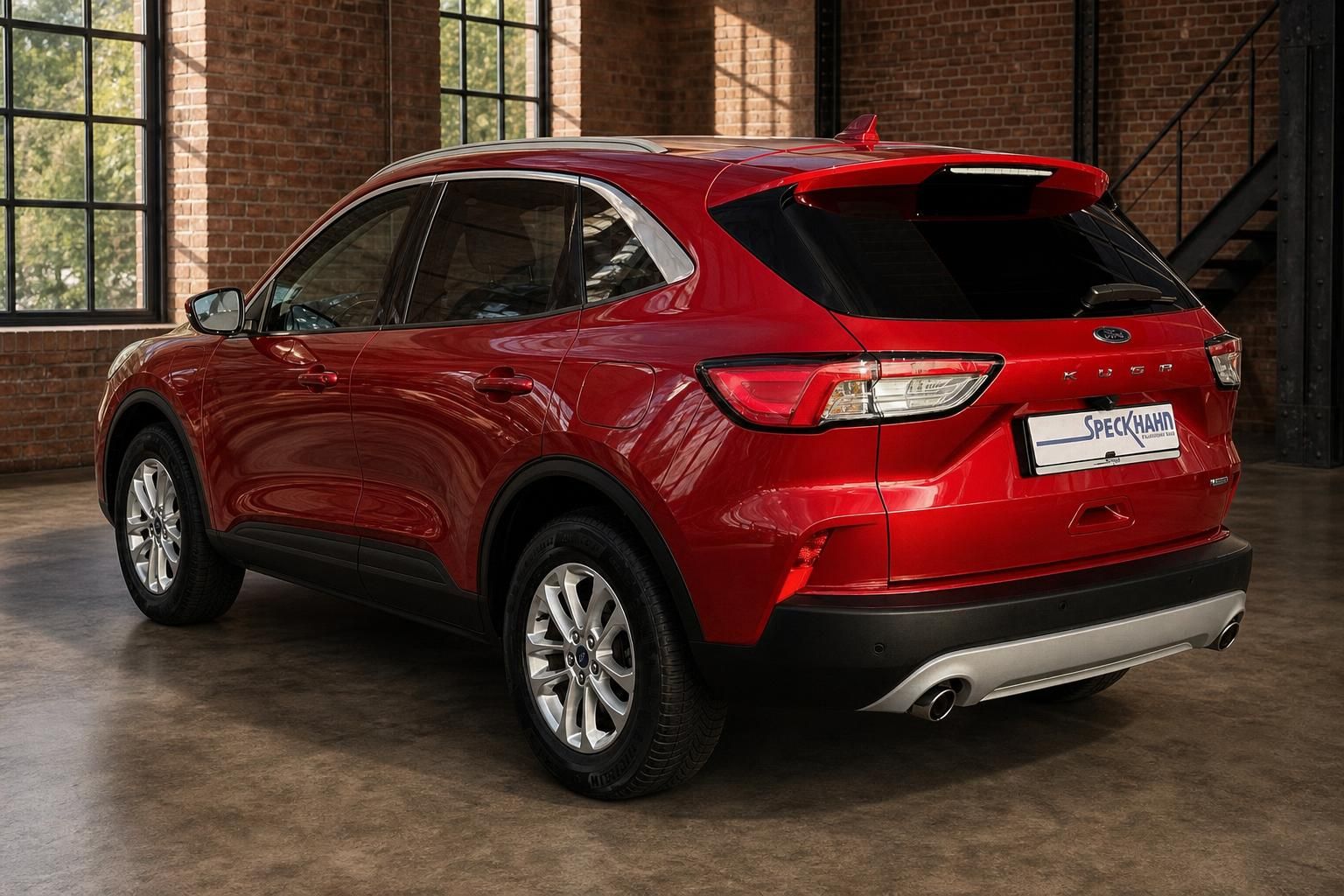 Ford Kuga rot Heckansicht seitlich im Autohaus