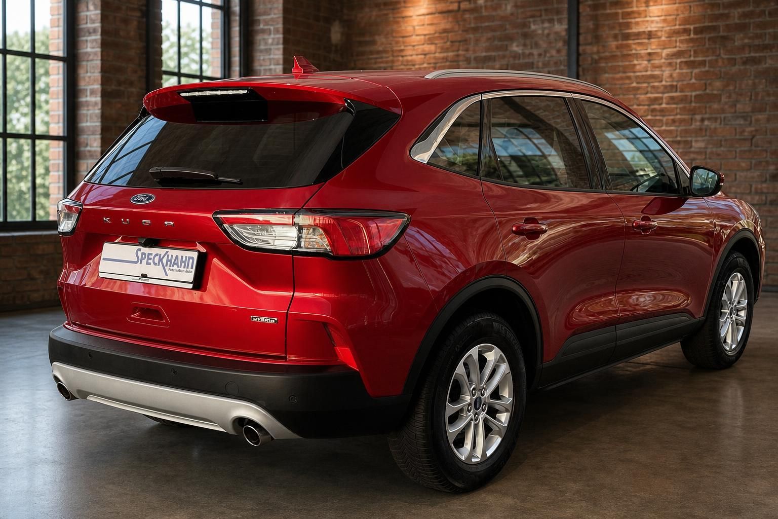 Ford Kuga Hybrid rot Heck schraeg im Showroom