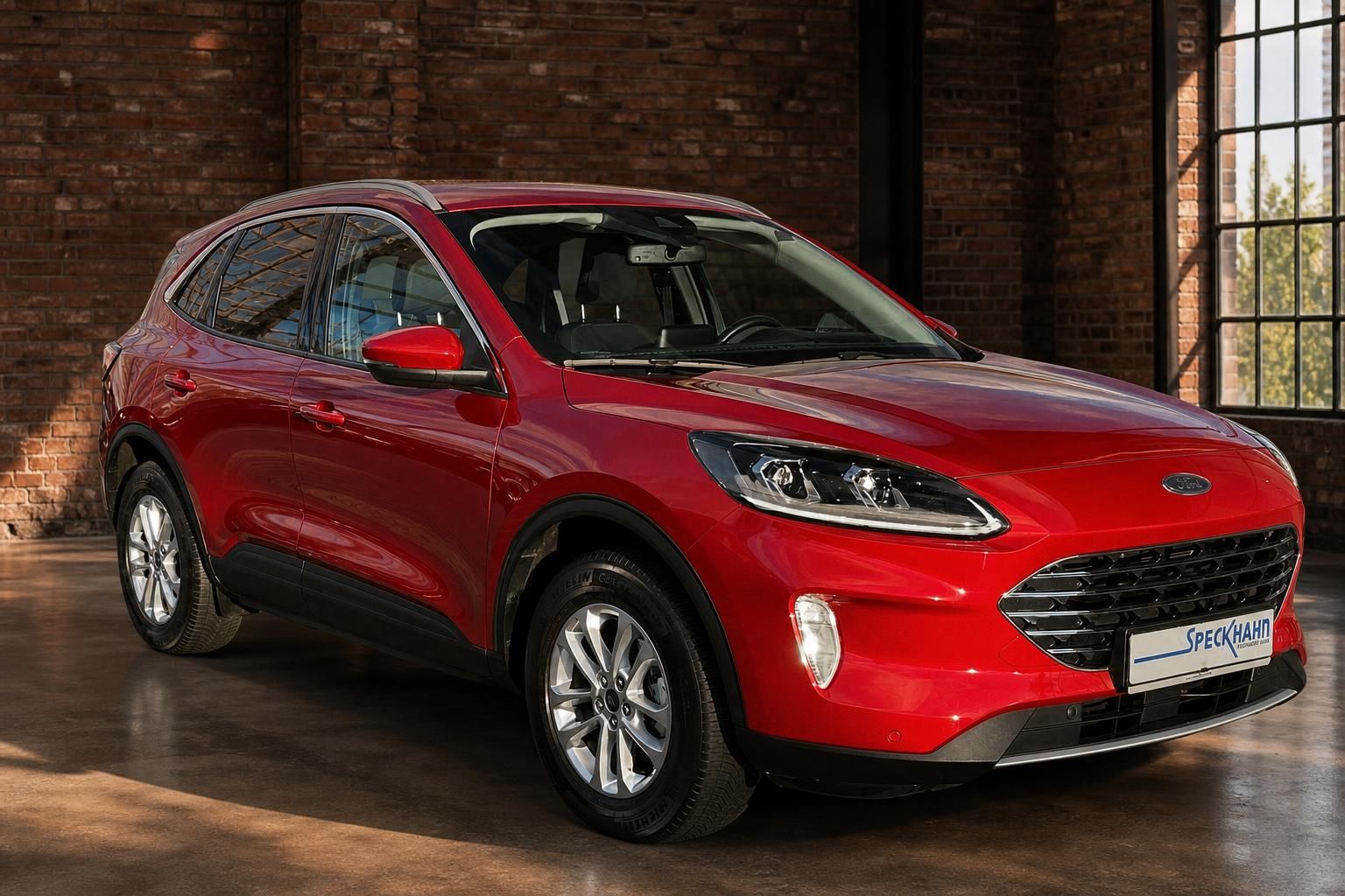 Ford Kuga rot Frontansicht seitlich am Fenster