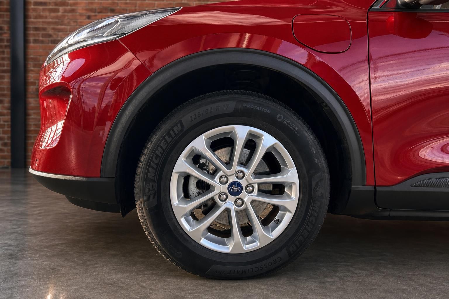 Nahaufnahme Leichtmetallfelge und Reifen des roten Ford SUV