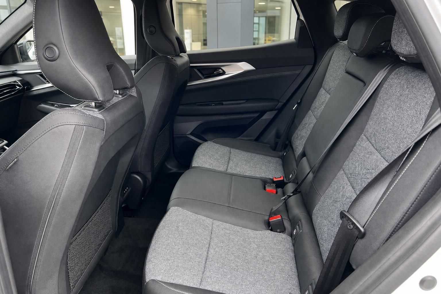 Renault Rückbank mit grauen Sitzen und Sicherheitsgurten im Fahrzeuginnenraum