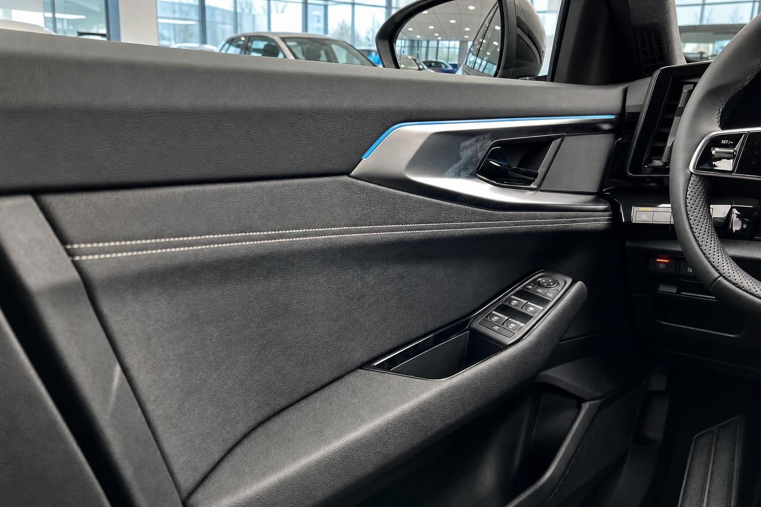 Renault Fahrzeug Türverkleidung mit Fensterheberschaltern und blauer Ambientebeleuchtung