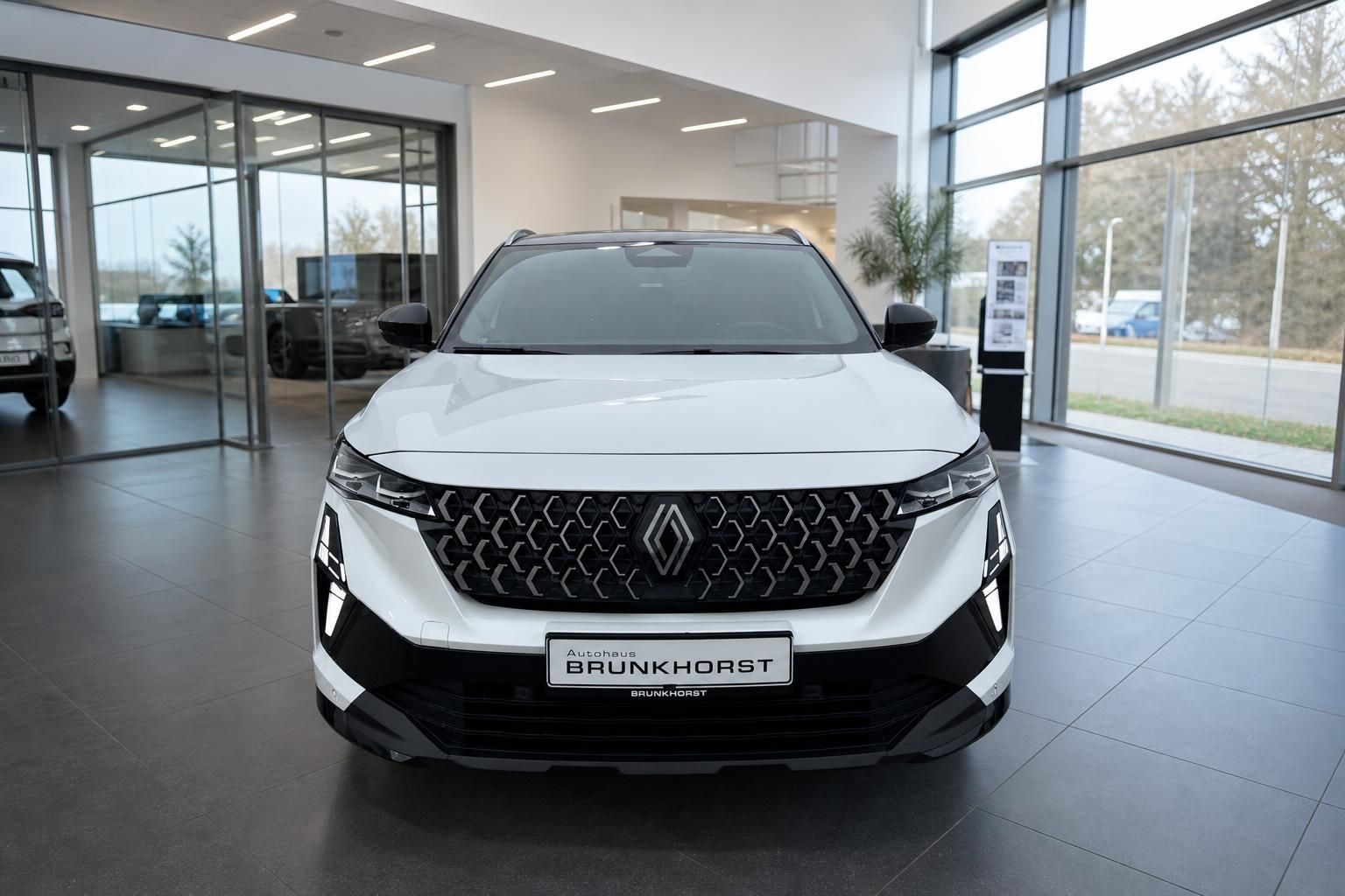 Renault SUV weiß - Frontansicht mit charakteristischem Kühlergrill im Autohaus Brunkhorst