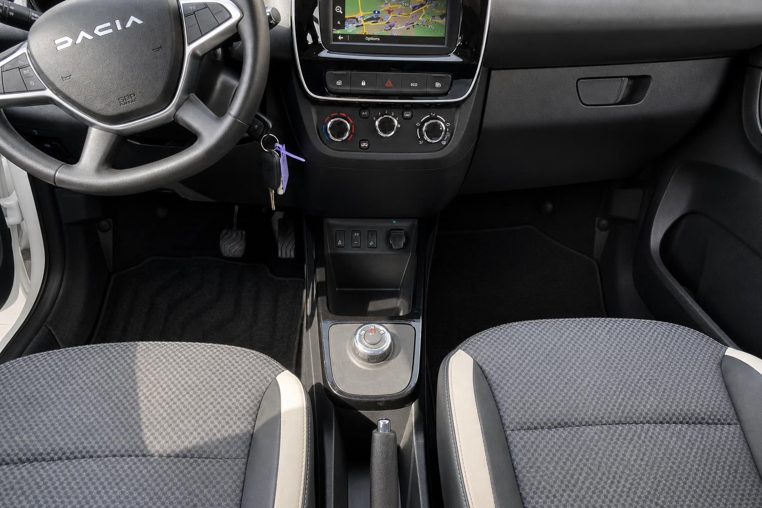 Dacia Innenraum mit Mittelkonsole, Lenkrad und Sitzen