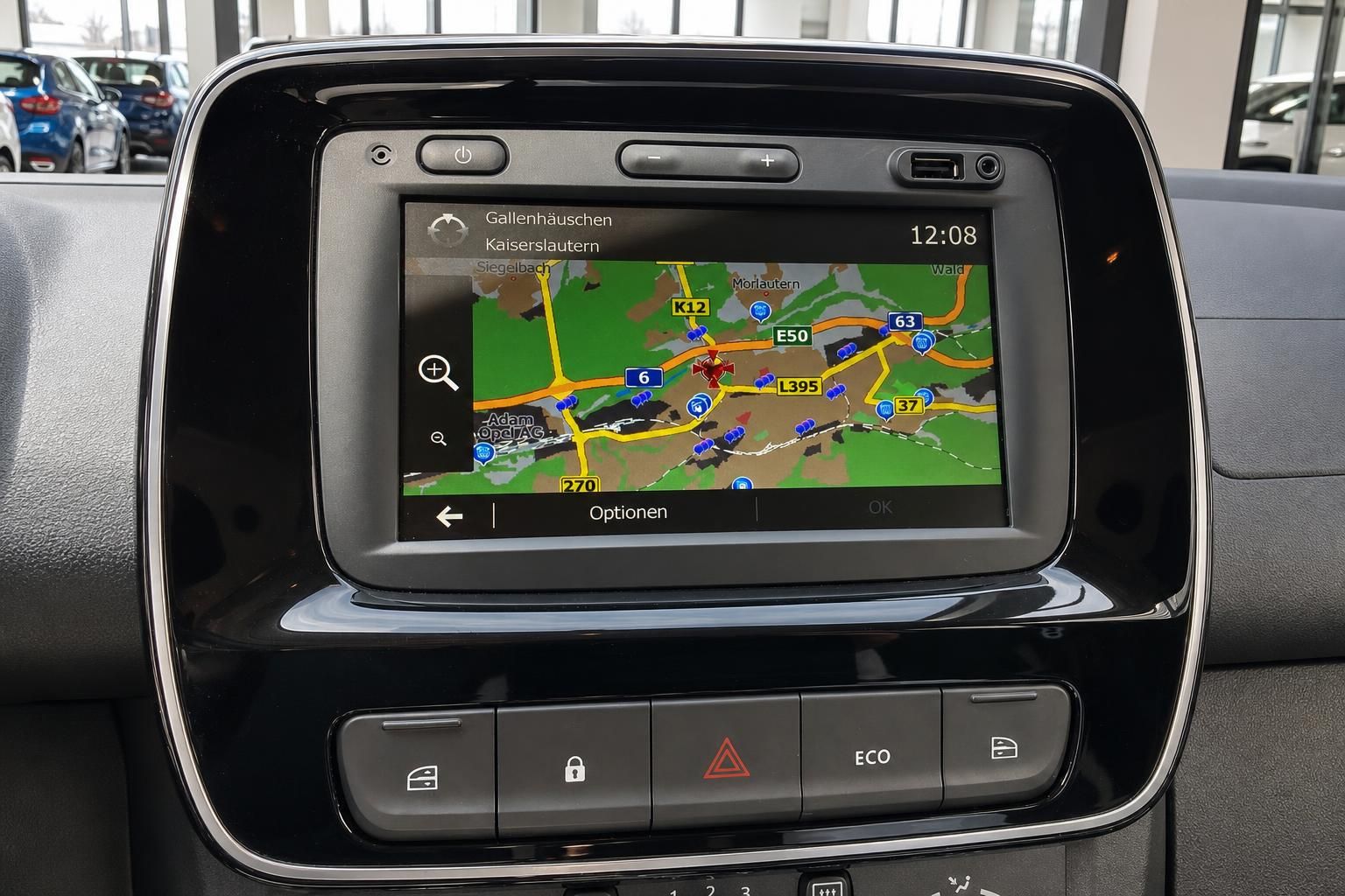 Dacia Infotainment-Display mit Navigationskarte im Detail