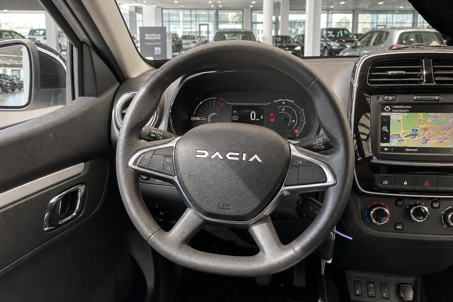 Dacia Cockpit mit Lenkrad, Tacho und Navigationssystem