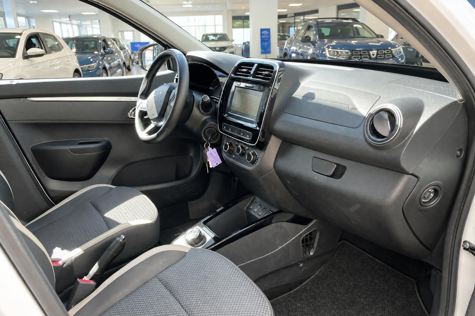 Dacia Innenraum Ansicht von Fahrersitz und Armaturenbrett