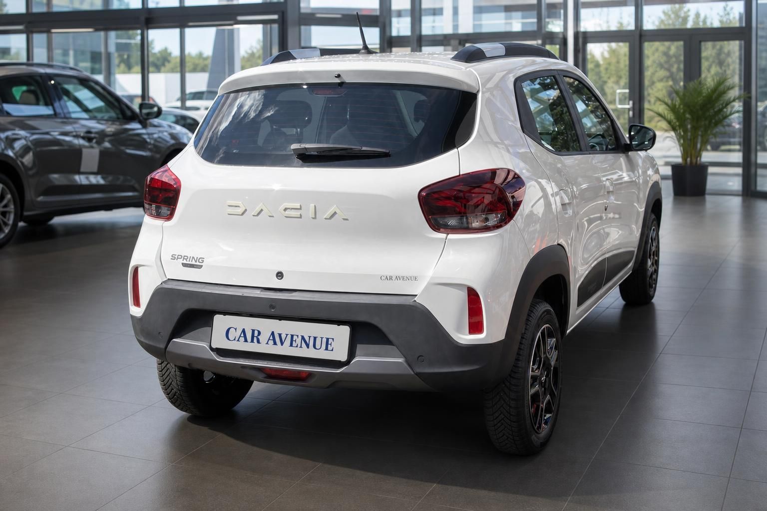Dacia Spring weiß, Heckansicht mit Kennzeichen im Autohaus