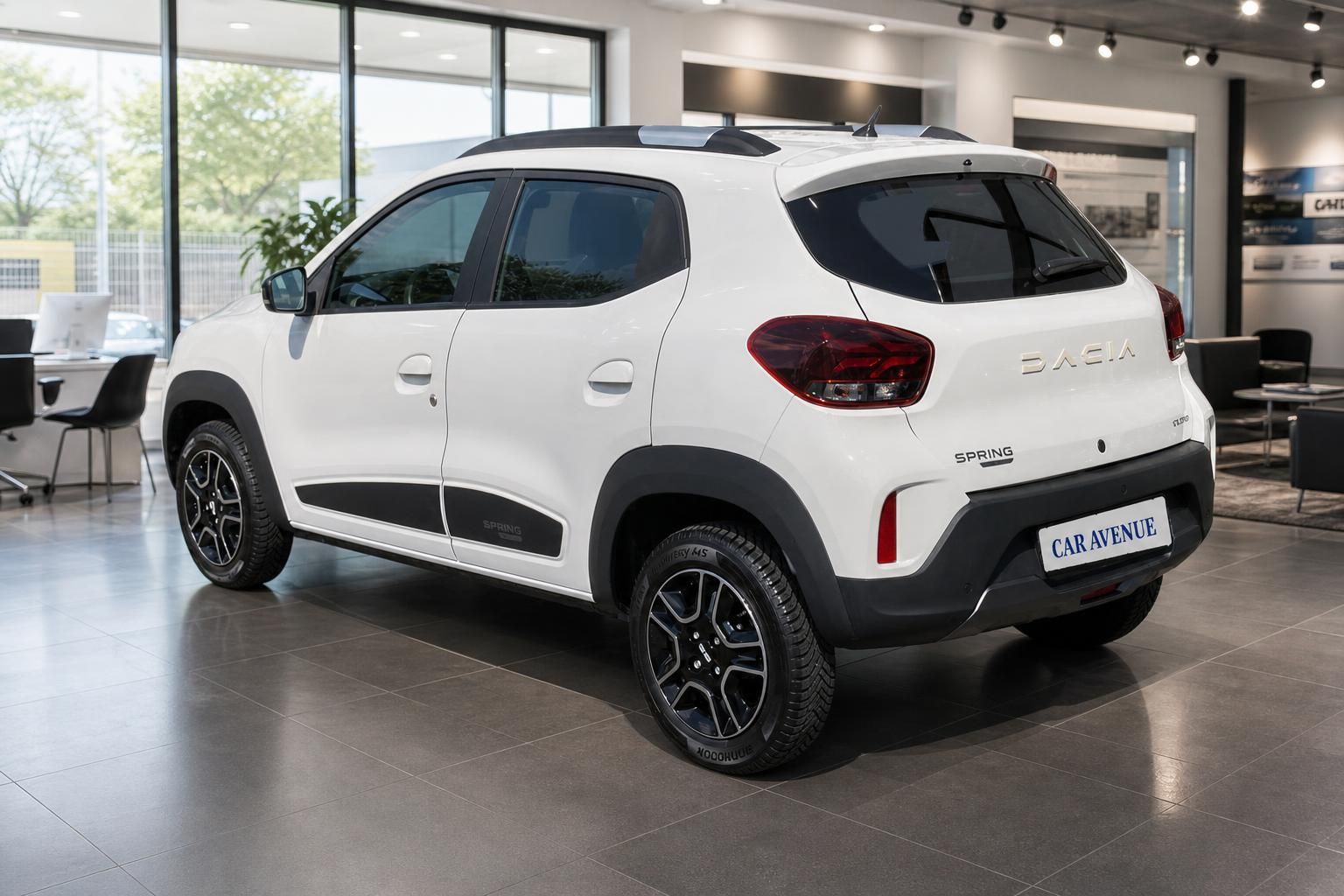 Dacia Spring weiß, Heck- und Seitenansicht im Autohaus Showroom