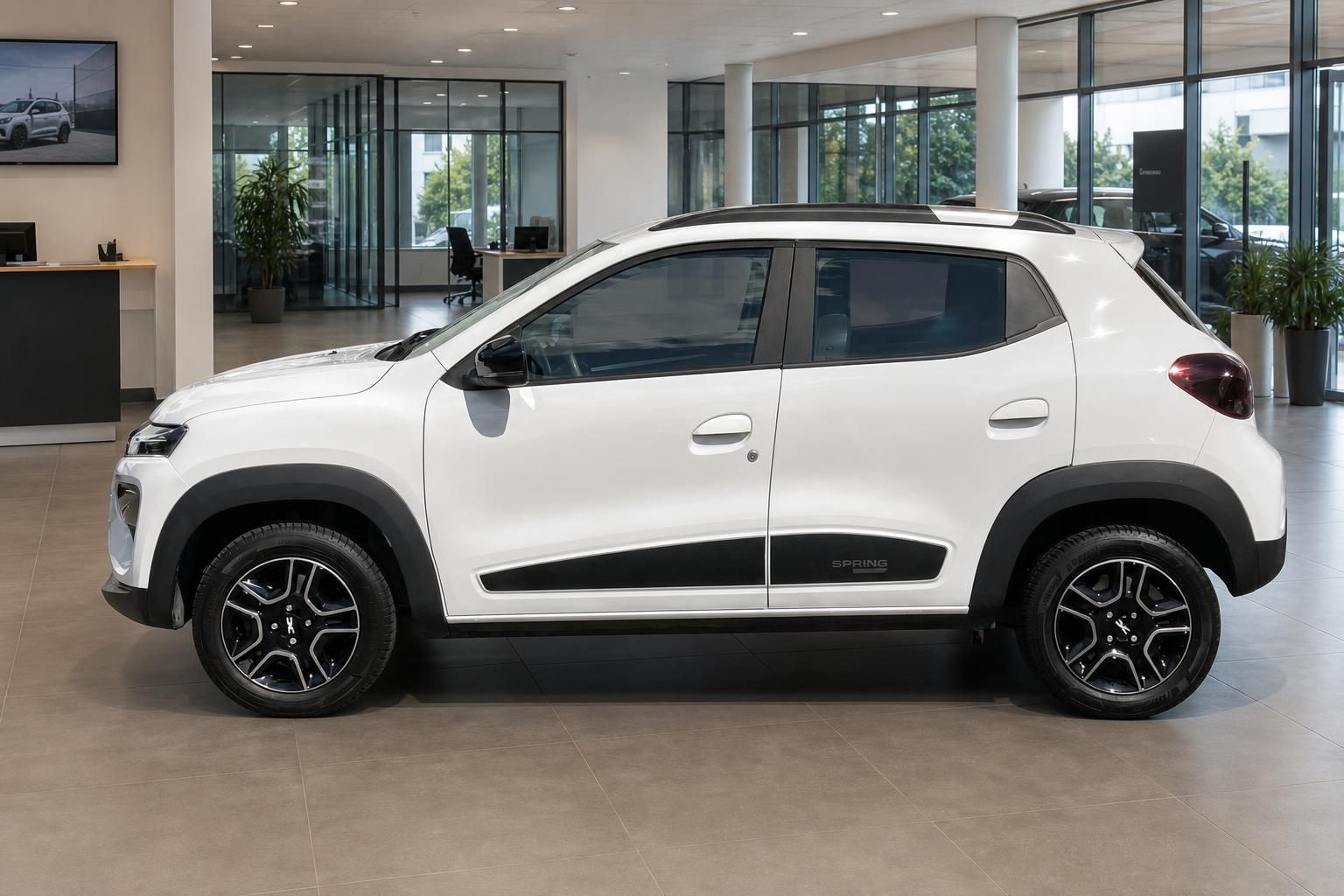 Dacia Spring weiß, seitliche Ansicht in der Fahrzeughalle