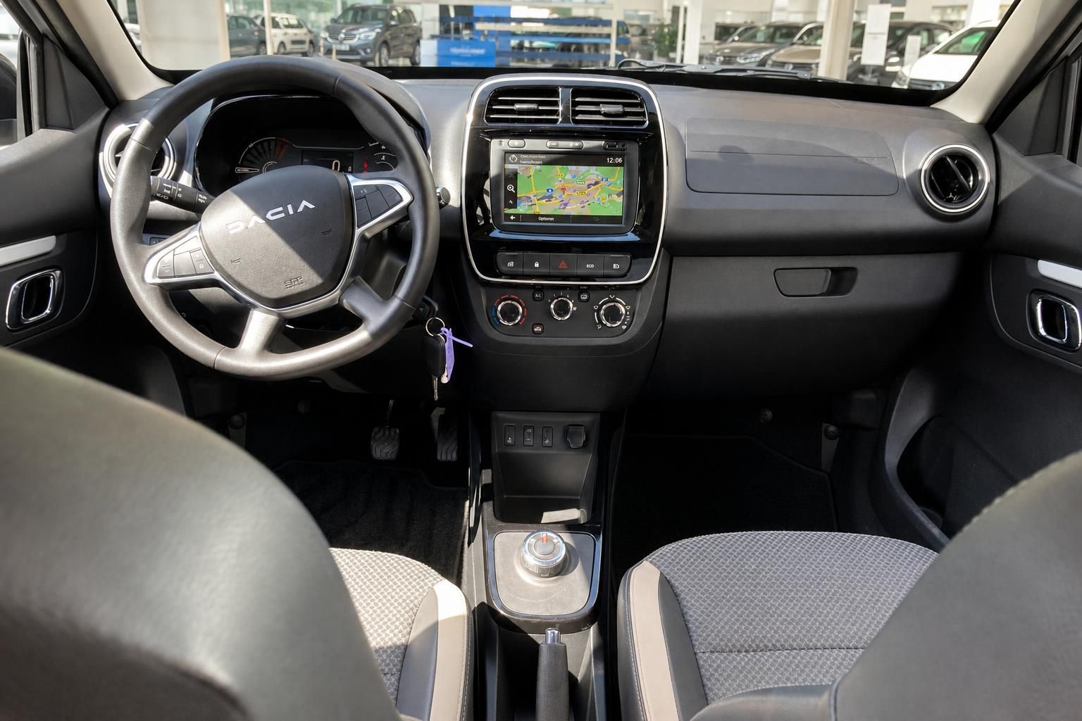 Dacia Cockpit mit Lenkrad, Navigationssystem und Mittelkonsole